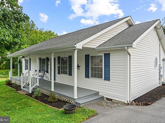 3rd image of 4 Huntingdon Ln