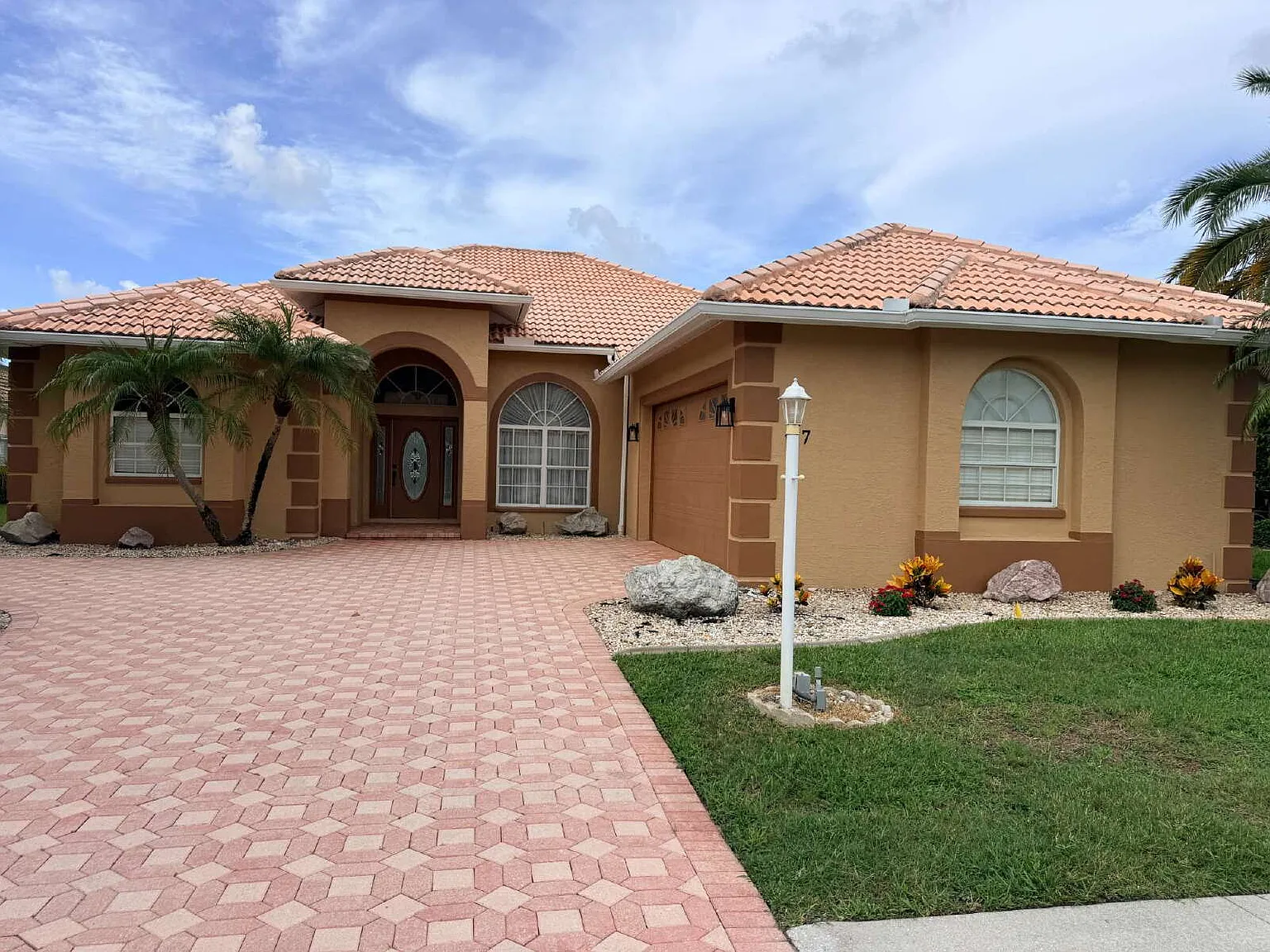 3 bed, 2.0 bath, 2754 sqft, $3,450 — Photo 1