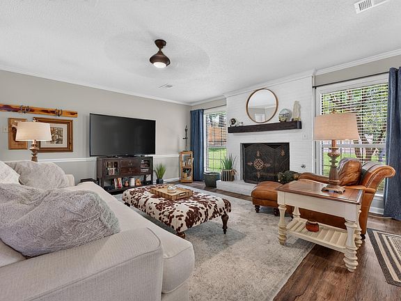 3rd image of 284 E Poplar Ave