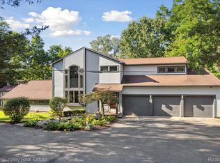 9319 Faussett Rd, Fenton, MI 48430