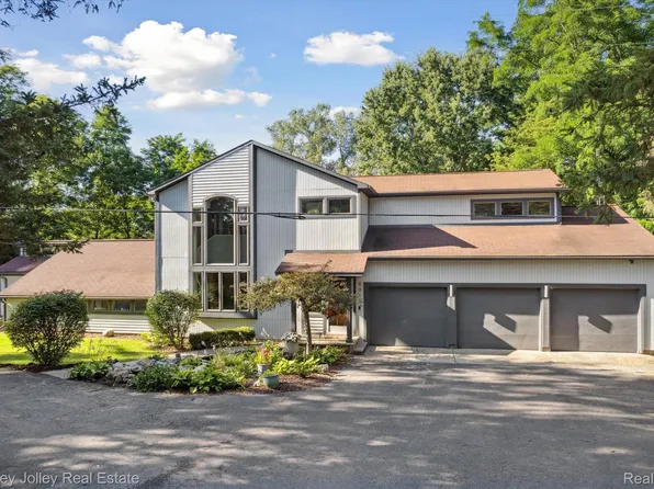 9319 Faussett Rd, Fenton, MI 48430