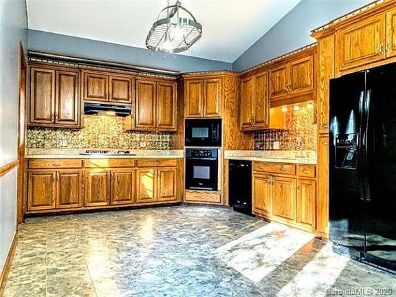 3rd image of 4699 Lakeside Dr