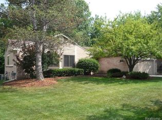 30464 Sunderland Dr, Farmington Hills, MI 48331