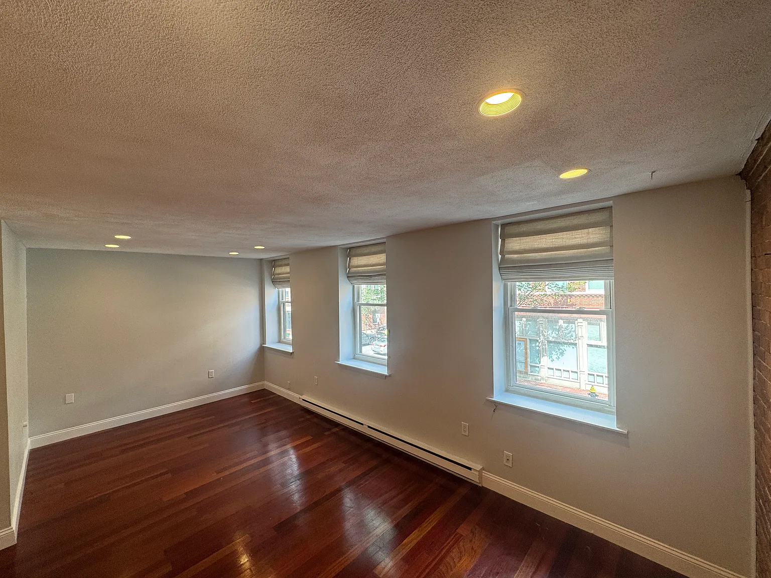 2 bed, 702 sqft, $3,950 — Photo 4