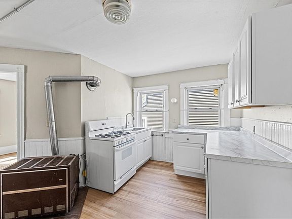 3rd image of 53 1/2 Sterling Ave APT 2