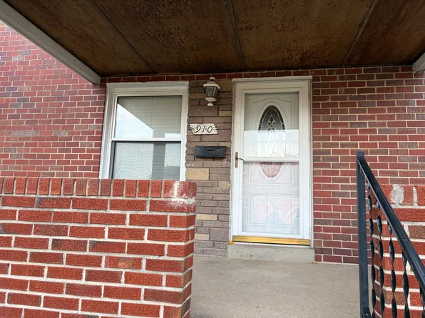 910 Foxwood Ln, Baltimore, MD 21221