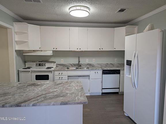 5th image of 2302 Wilson Ave