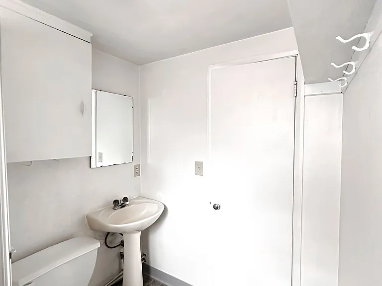 1110 S Main St — Photo 17
