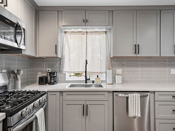 2nd image of 1019 20th St #1019