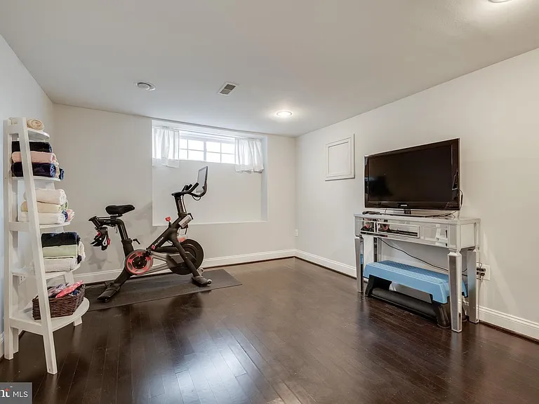 142 W Clement St — Photo 27