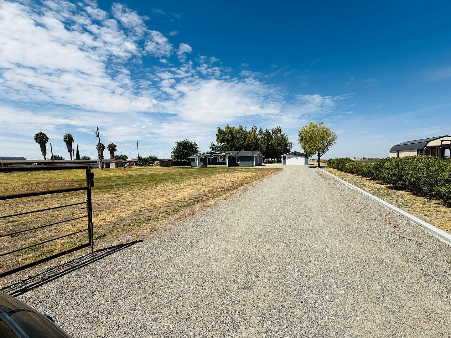 Beautiful Fully Furnished Remodeled Ranch Home on 1.84 Acres — Photo 2