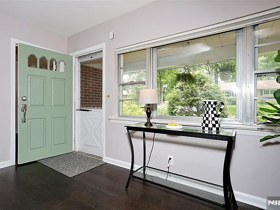 4th image of 466 Mountain Ave