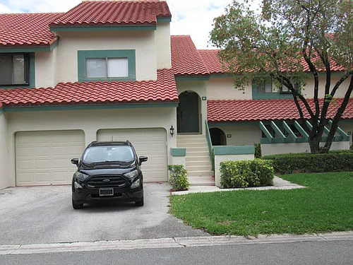 4 Lexington Ln E #F Photo 1