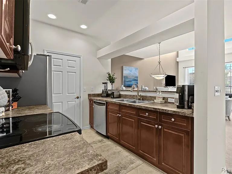 17 N Squirrel Rd — Photo 20