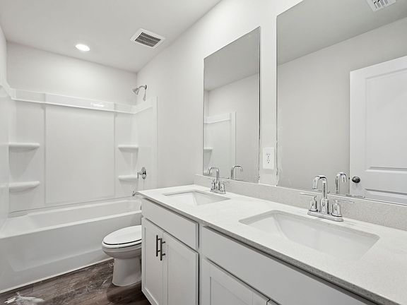 ATL_OaksatDawson_S447Brentwood_SecondaryBathroom_94SequoiaLane