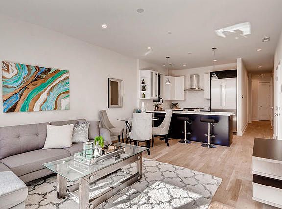 4th image of 1038 N Paulina St APT 2