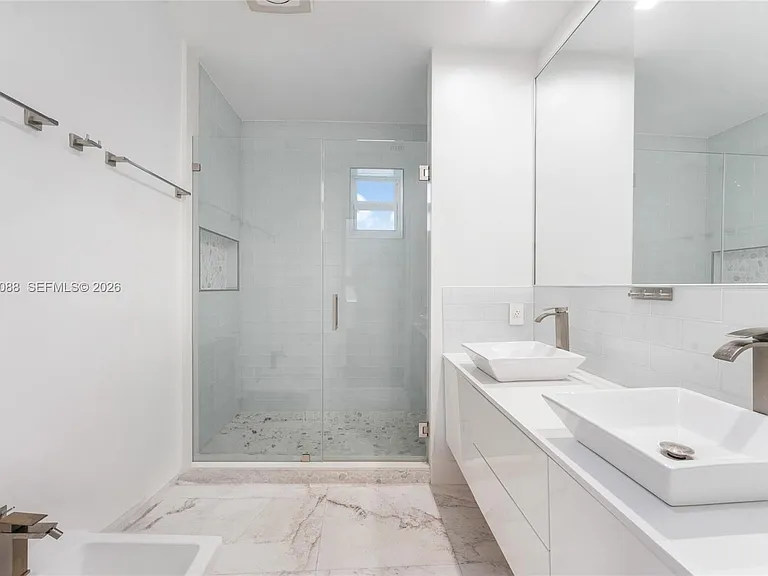 801 NE 76th St — Photo 14