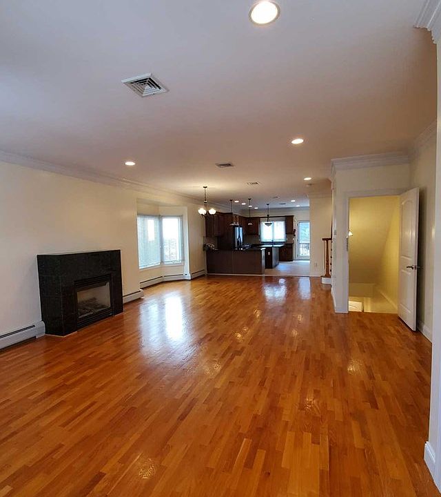 2nd image of 324 2nd St #B