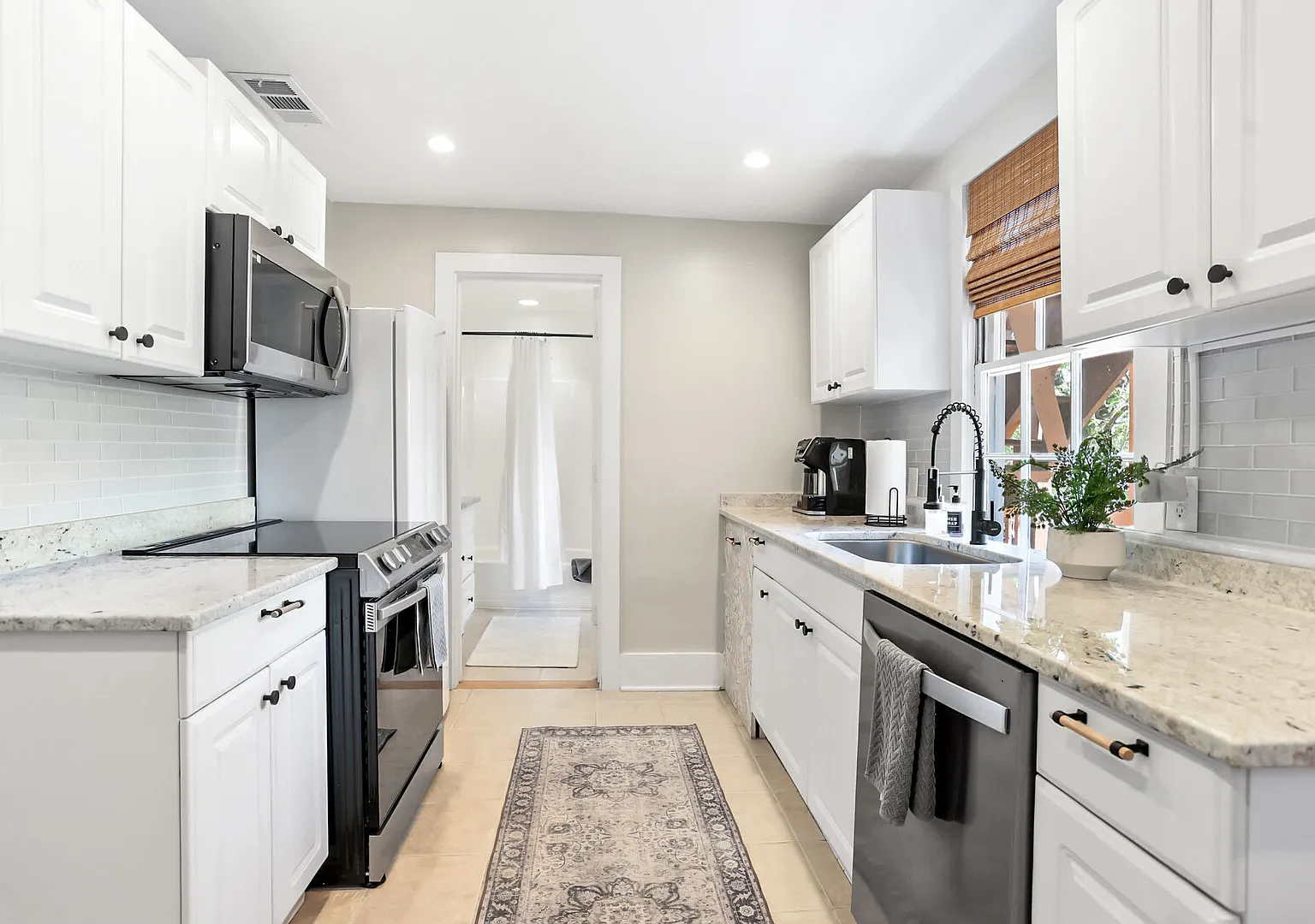 Historic Savannah Parlor Apartment, Walkable — Photo 4