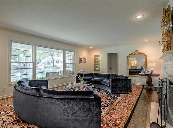 4th image of 1229 W 66th St