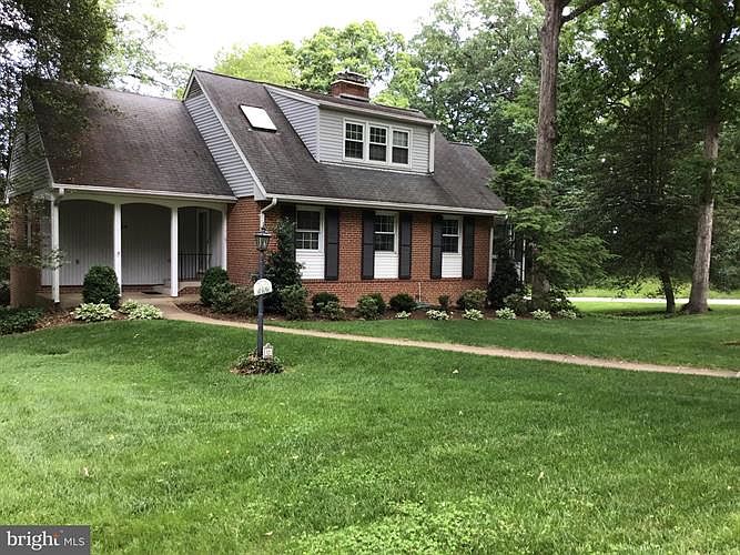 1st image of 820 Empress Ct
