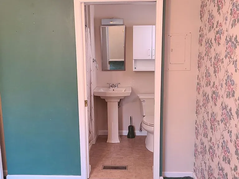 1037 Indiana St SE — Photo 8