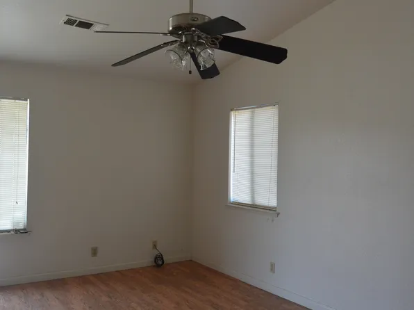 1136 W Damron Ave, Tulare, CA 93274