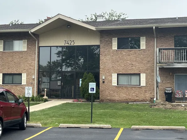 7425 Brookdale Dr APT 102, Darien, IL 60561