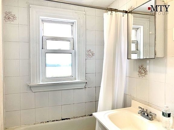 5th image of 20-52 32nd St #2RR