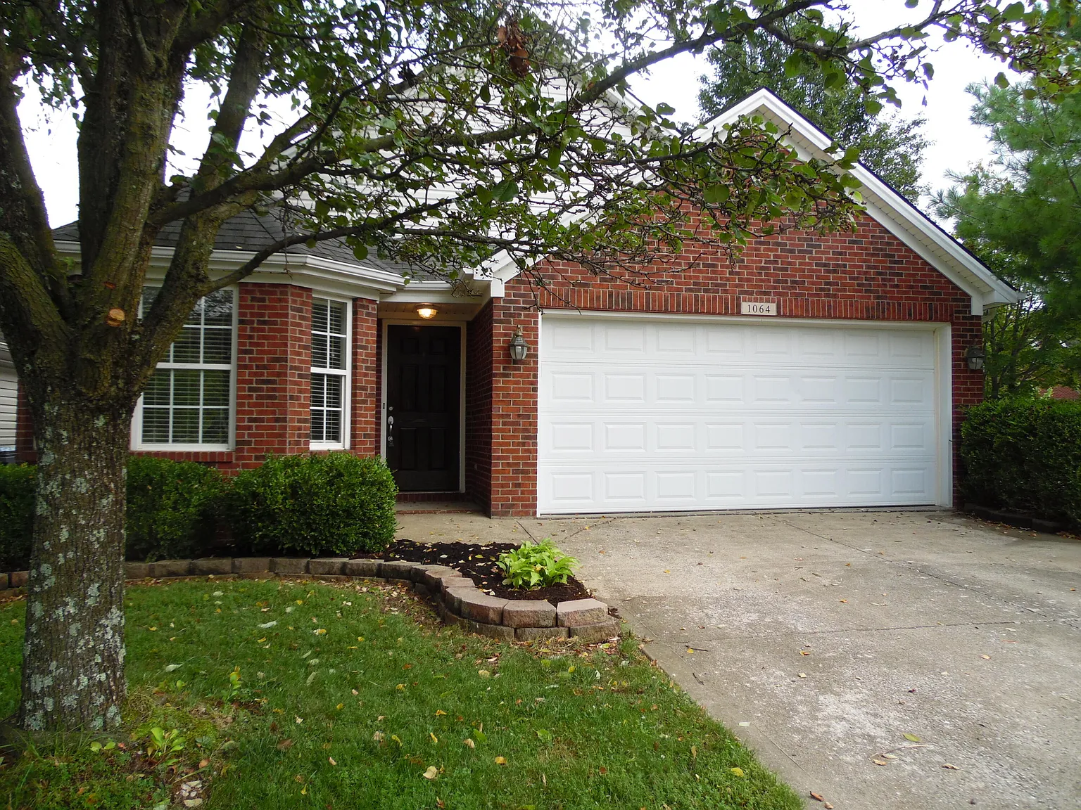 3 bed, 2.0 bath, 2666 sqft, $2,200 — Photo 2