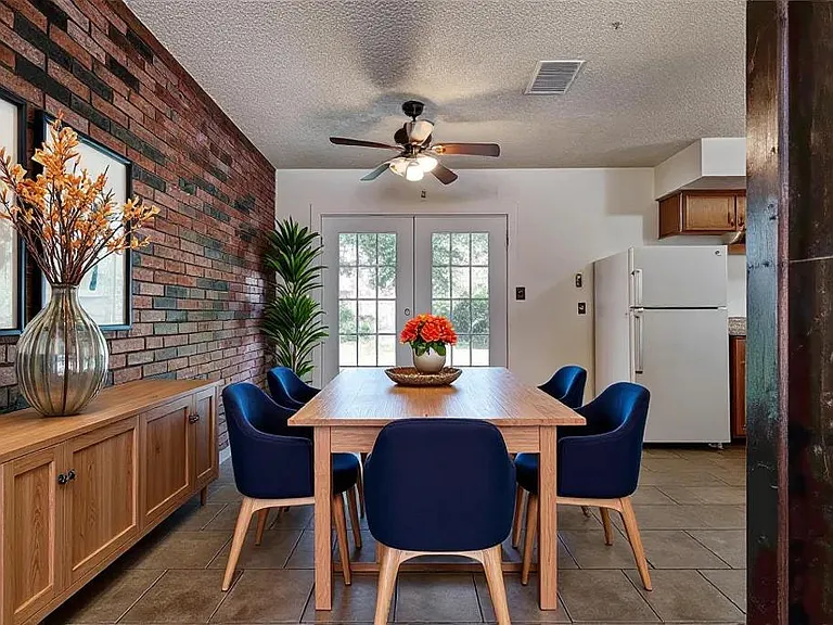 1317 McGregor Dr — Photo 3