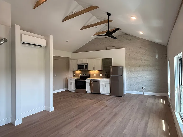 510 W Liberty St #12 — Photo 2