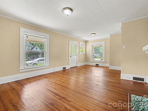 3rd image of 126 E Division Ave