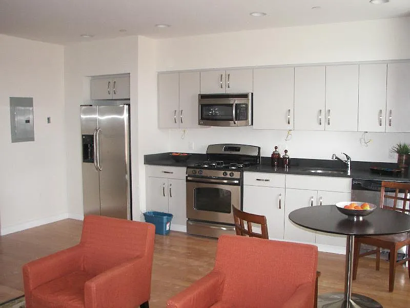 2 bed, 1.5 bath, 1199 sqft, $4,500 — Photo 2