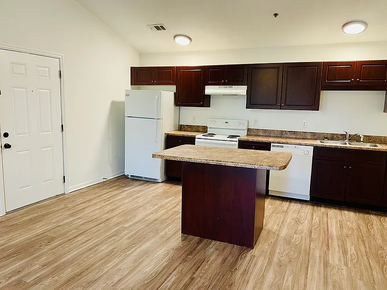 New London Apartments — Photo 12