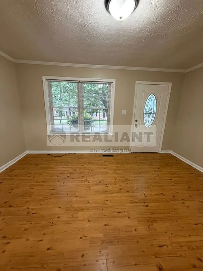 3 bed, 1.0 bath, 1050 sqft, $1,400 — Photo 3