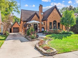 21 N Edison Ave, Elgin, IL 60123