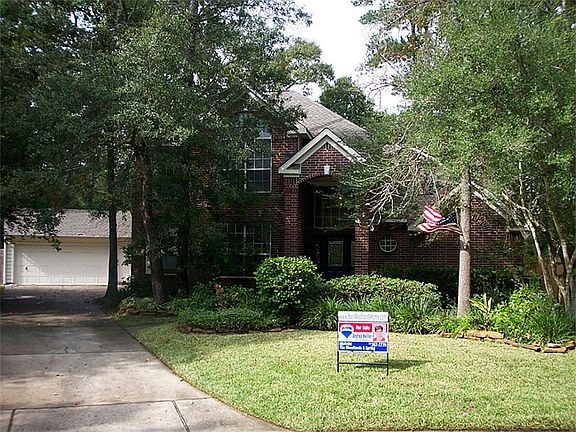 Detached garage, brick & cement board exterior. Easy access to I-45 & Town center.