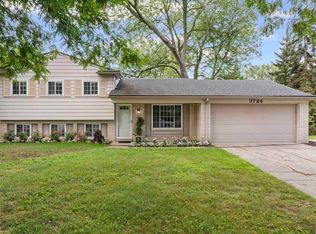 3724 Horseshoe Dr, Troy, MI 48083