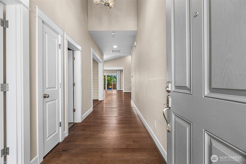5th image of 3732 Eagledale Court SE