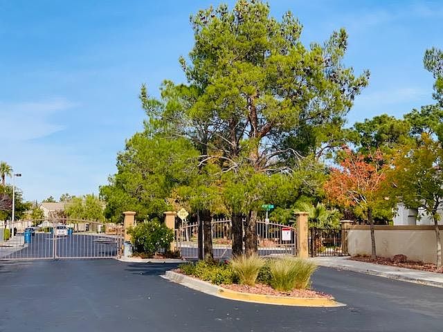 1st image of 1620 Country Hollow Dr