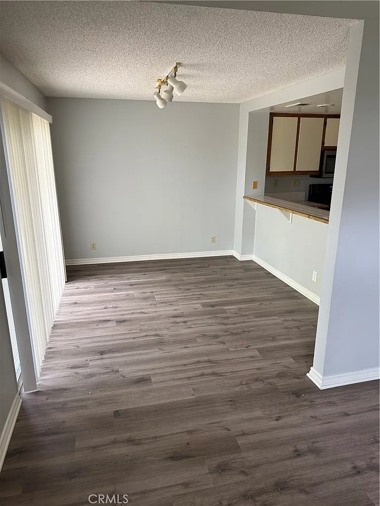3 bed, 1354 sqft, $4,900 — Photo 3
