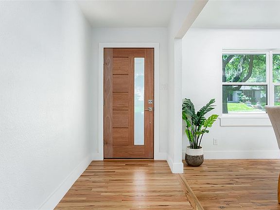 4th image of 10553 Vinemont St