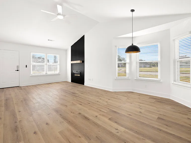 820 SW Arrowhead Dr — Photo 2