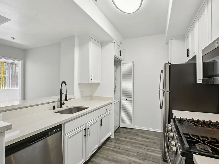 2245 Beverly Glen — Photo 11