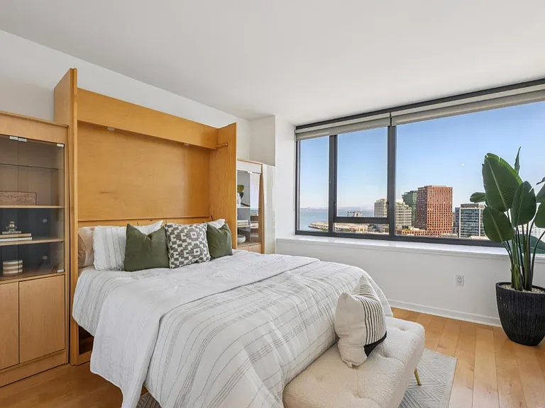 250 King St #1602 — Photo 4