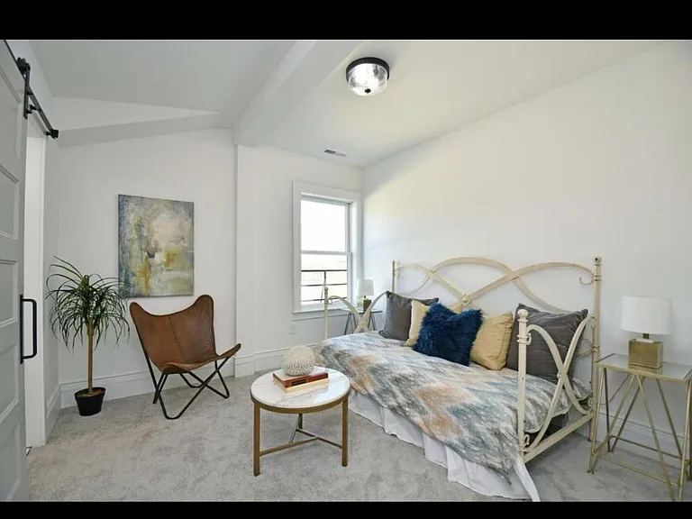 216 E 8th St #2 — Photo 22