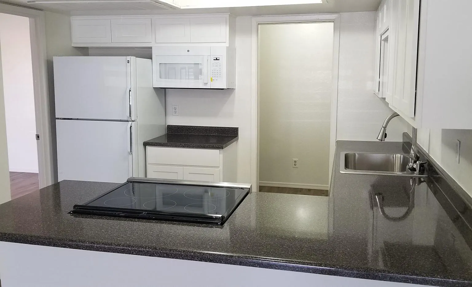 2 bed, 1000 sqft, $1,300 — Photo 3