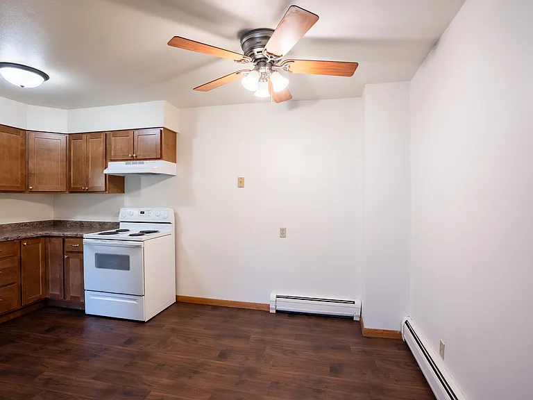 Fargo, ND Crown Court 1 Apartments | Dining