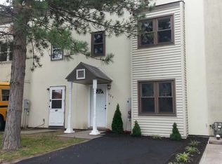 525 Lark Dr, Albany, NY 12210